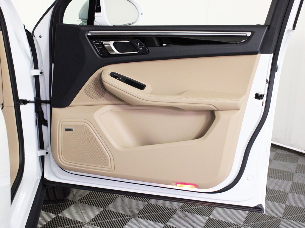 Used 2025 Porsche Macan image 35