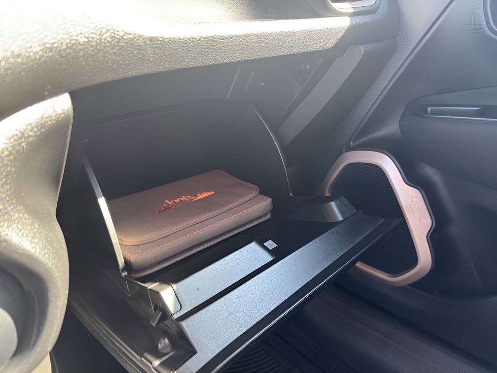 Used 2017 Jeep Renegade Latitude FWD image 13