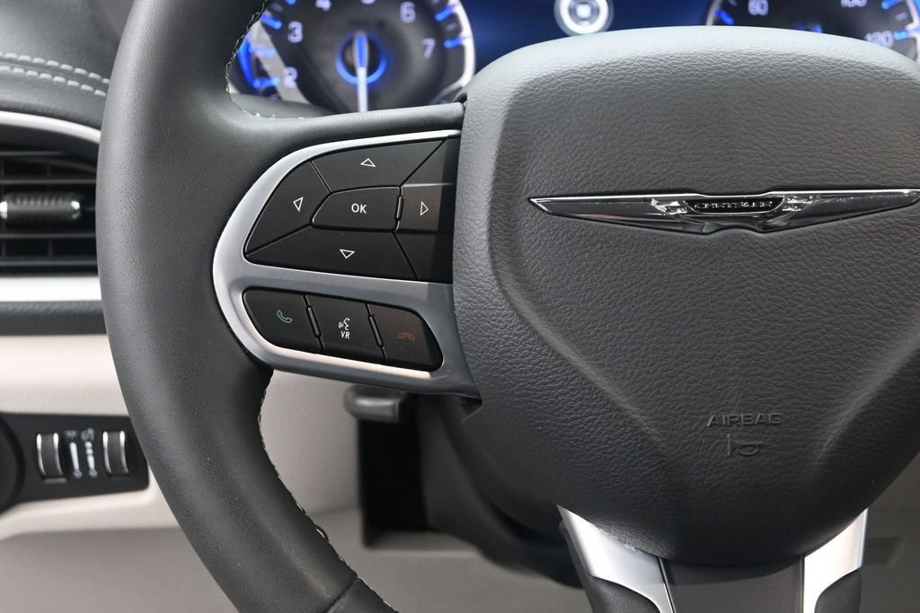 Used 2023 Chrysler Pacifica Touring-L AWD/4WD image 32