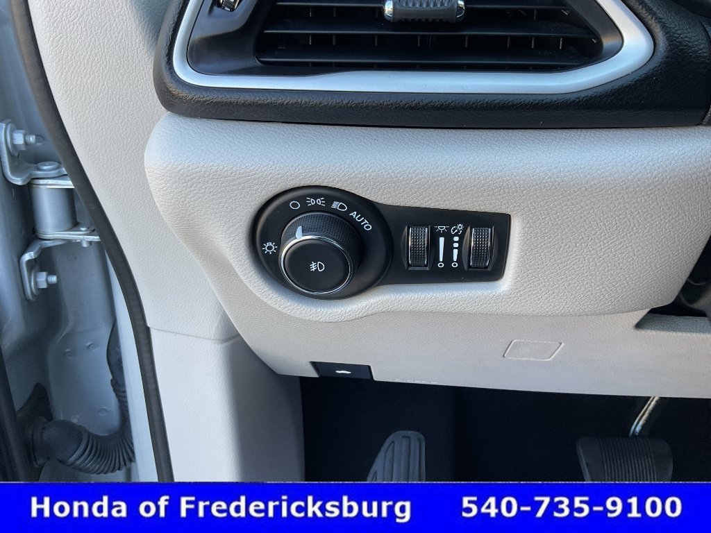 Used 2024 Chrysler Pacifica Touring-L FWD image 46