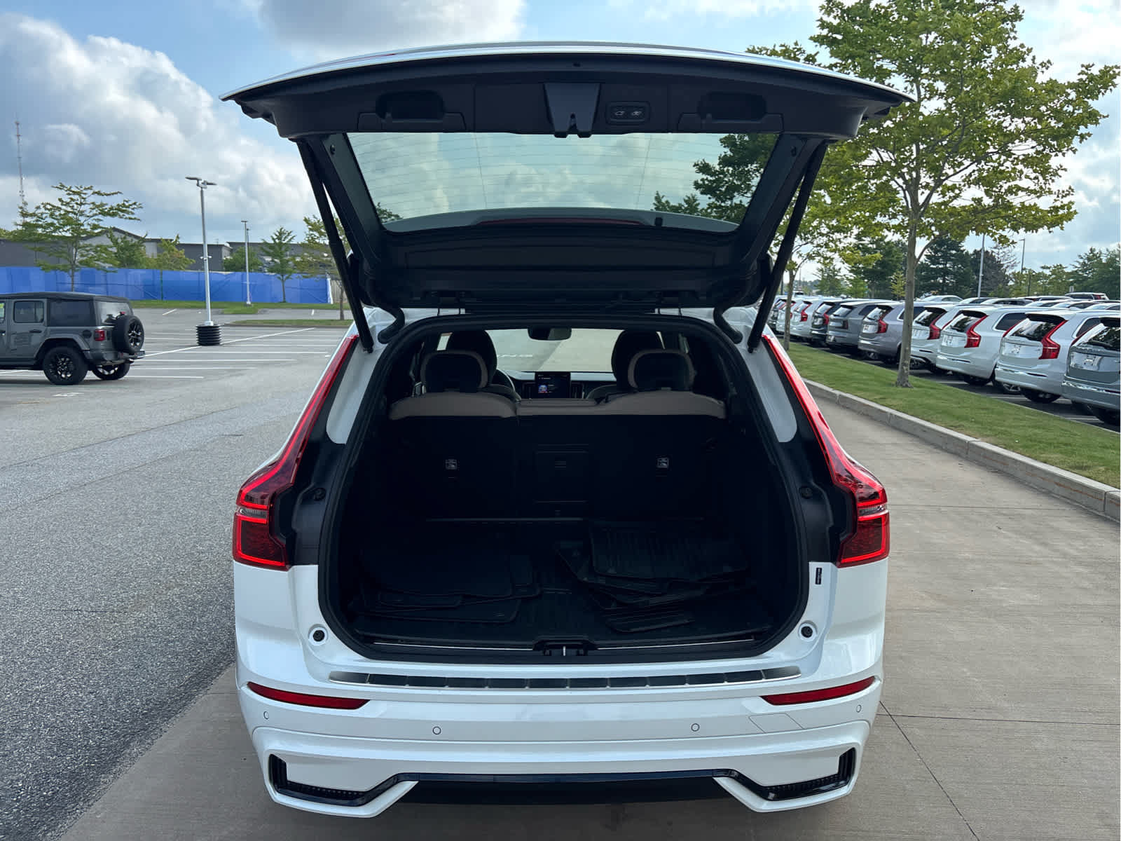Used 2026 Volvo XC60 B5 Plus AWD/4WD image 12