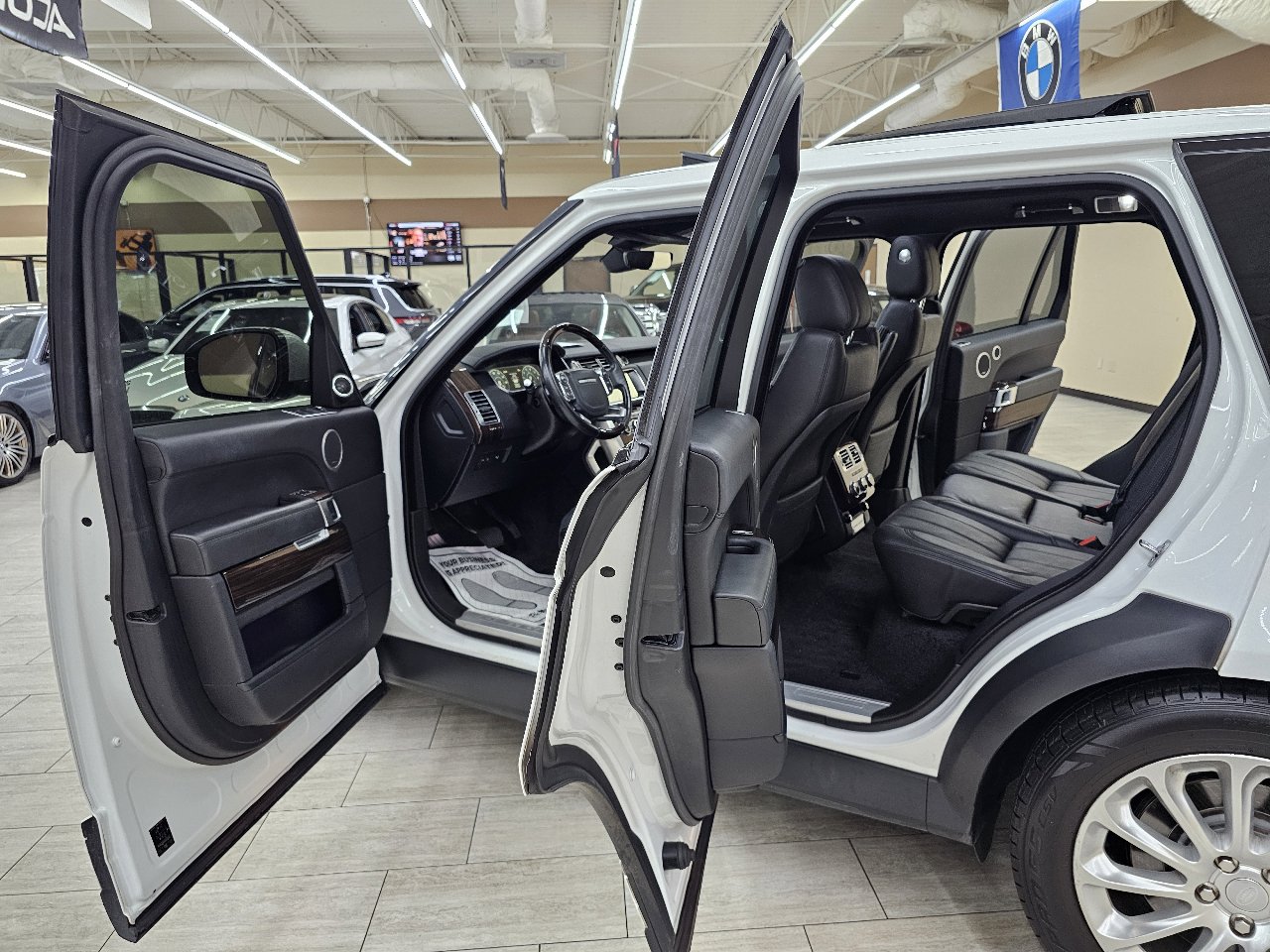 Used 2017 Land Rover Range Rover HSE image 16