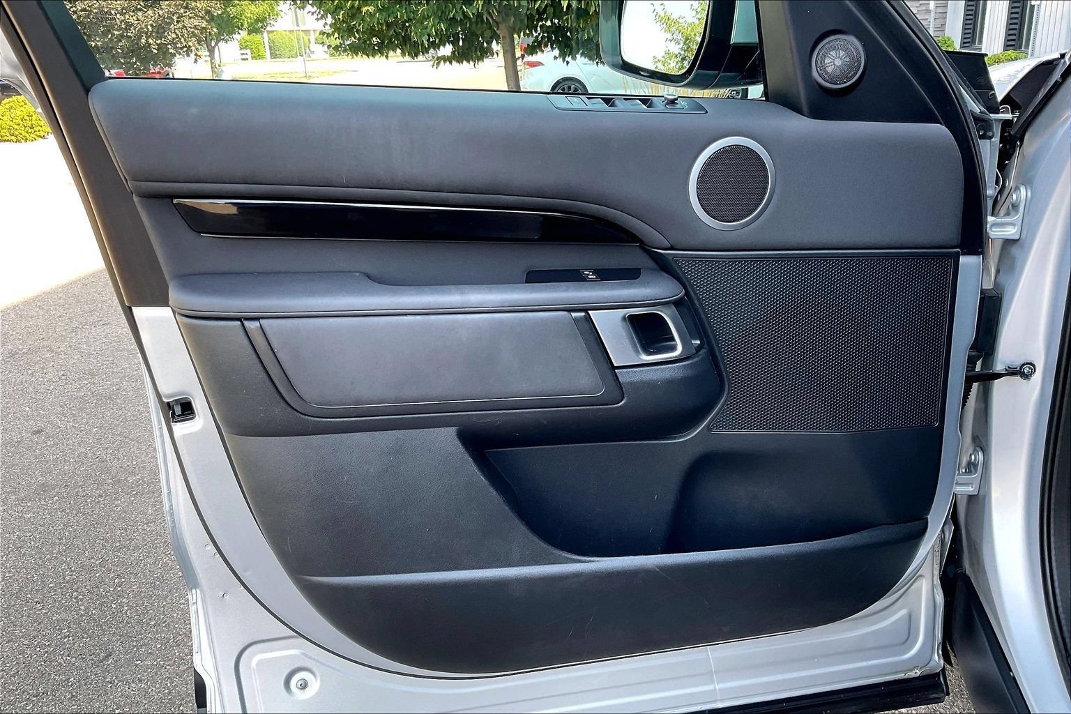 Used 2020 Land Rover Discovery SE AWD/4WD image 18