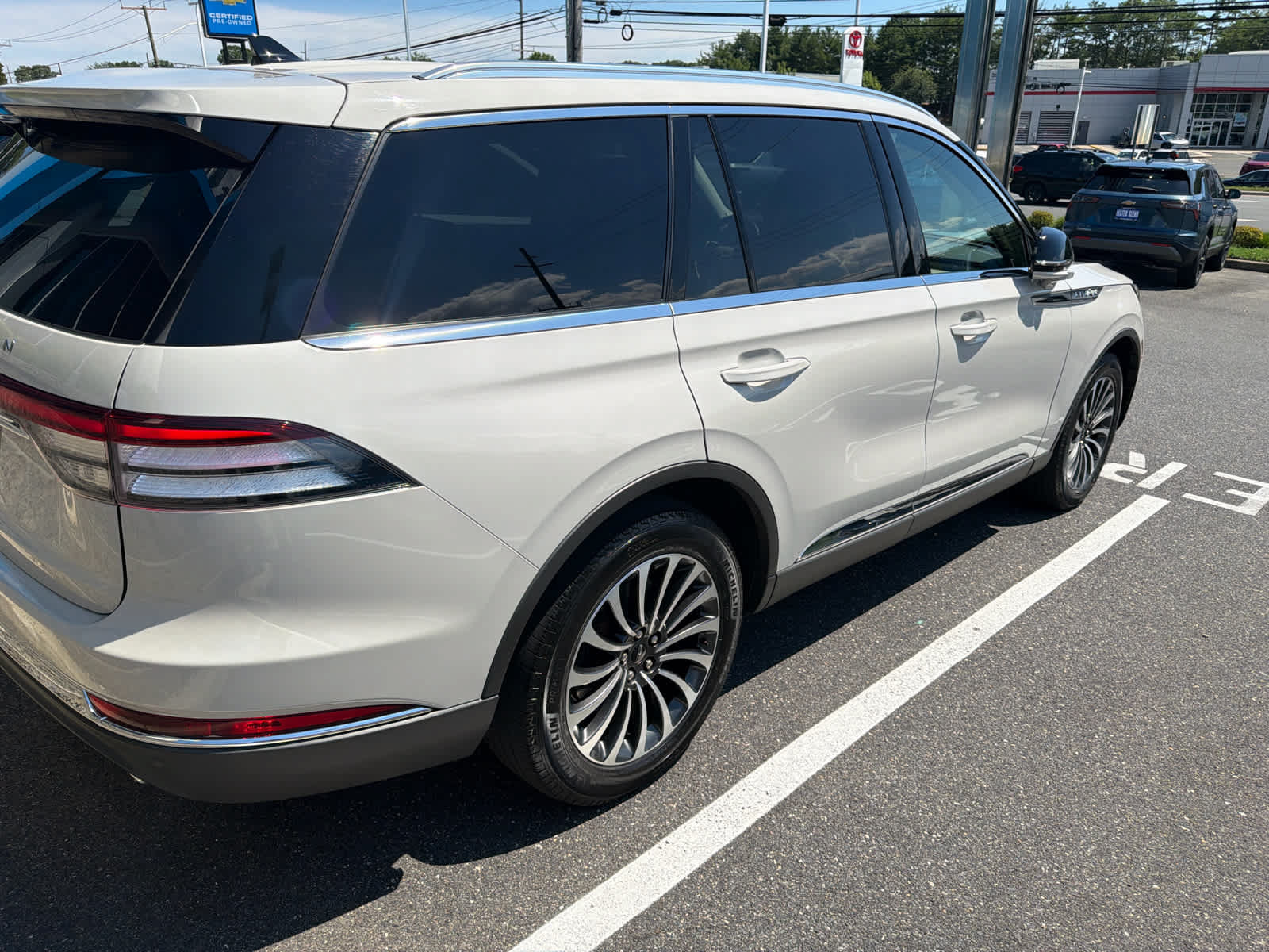 Used 2022 Lincoln Aviator AWD w/ Premium Package image 3