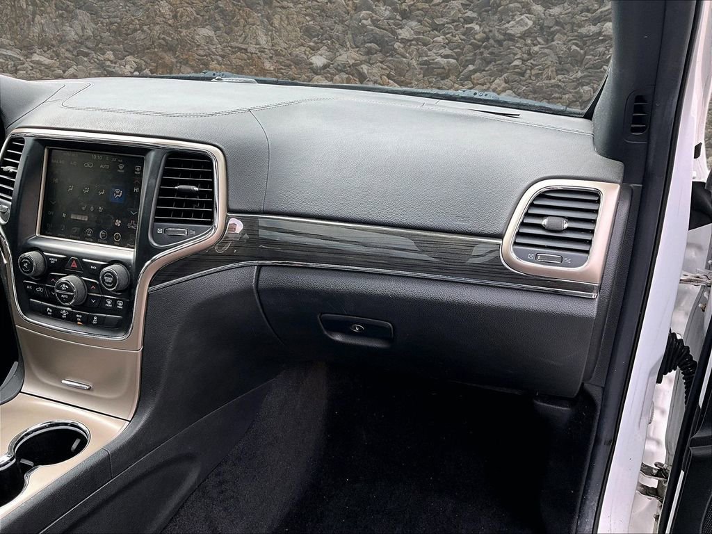 Used 2014 Jeep Grand Cherokee Overland w/ Advanced Technology Group AWD/4WD image 15