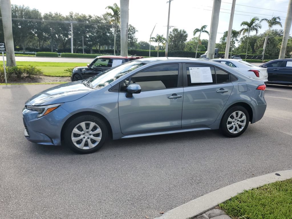 Used 2023 Toyota Corolla LE FWD image 2