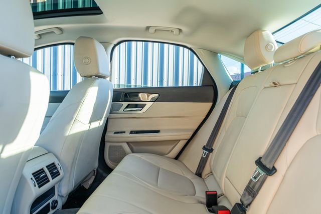 Used 2016 Jaguar XF Premium image 37