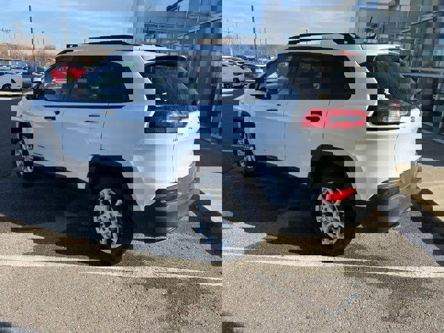 Used 2017 Jeep Cherokee Sport image 3