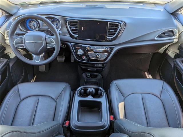 Used 2025 Chrysler Pacifica Select image 15