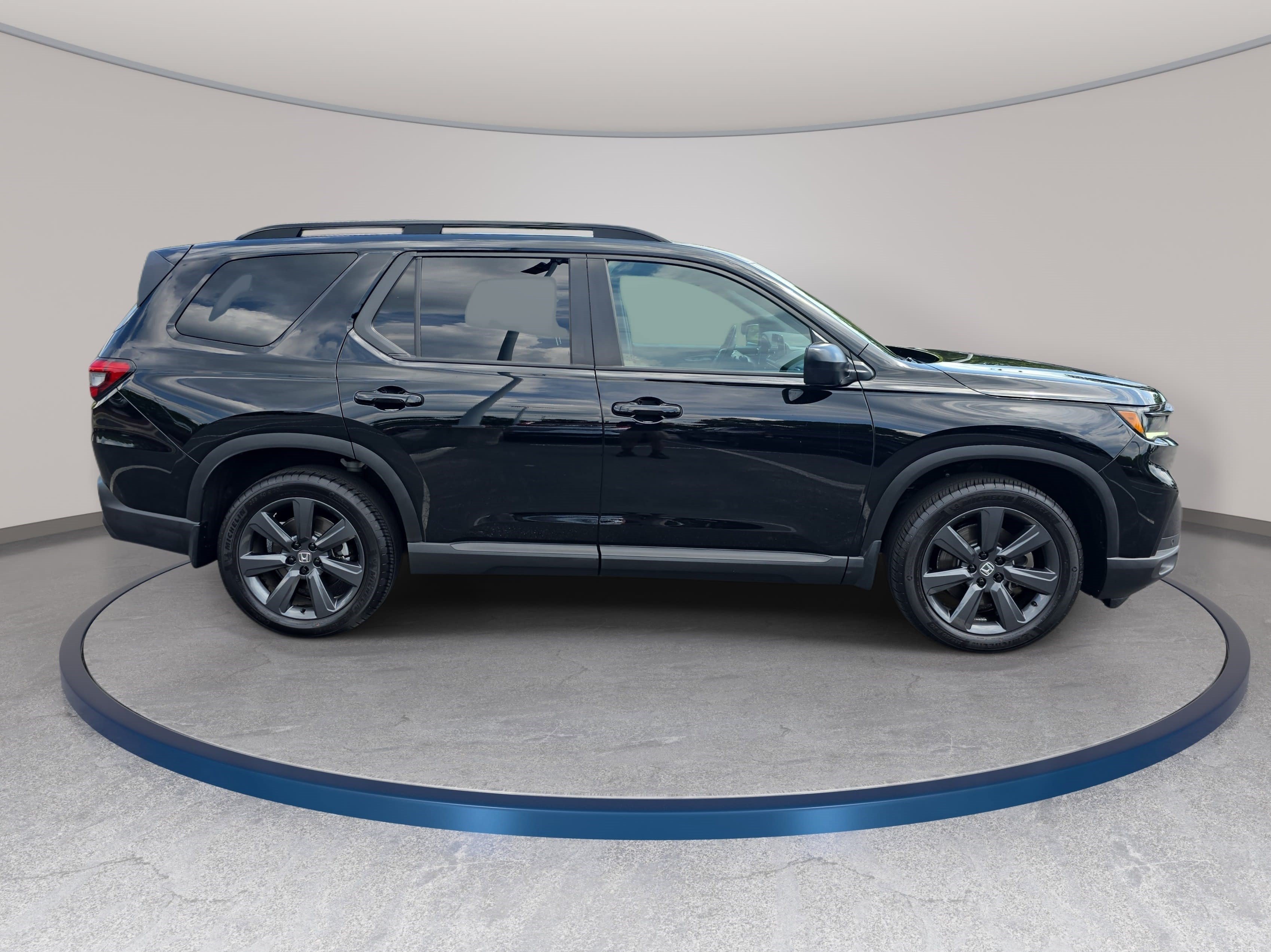 Used 2025 Honda Pilot Sport image 4