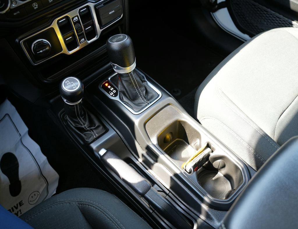 Used 2021 Jeep Wrangler Unlimited Sahara AWD/4WD image 16