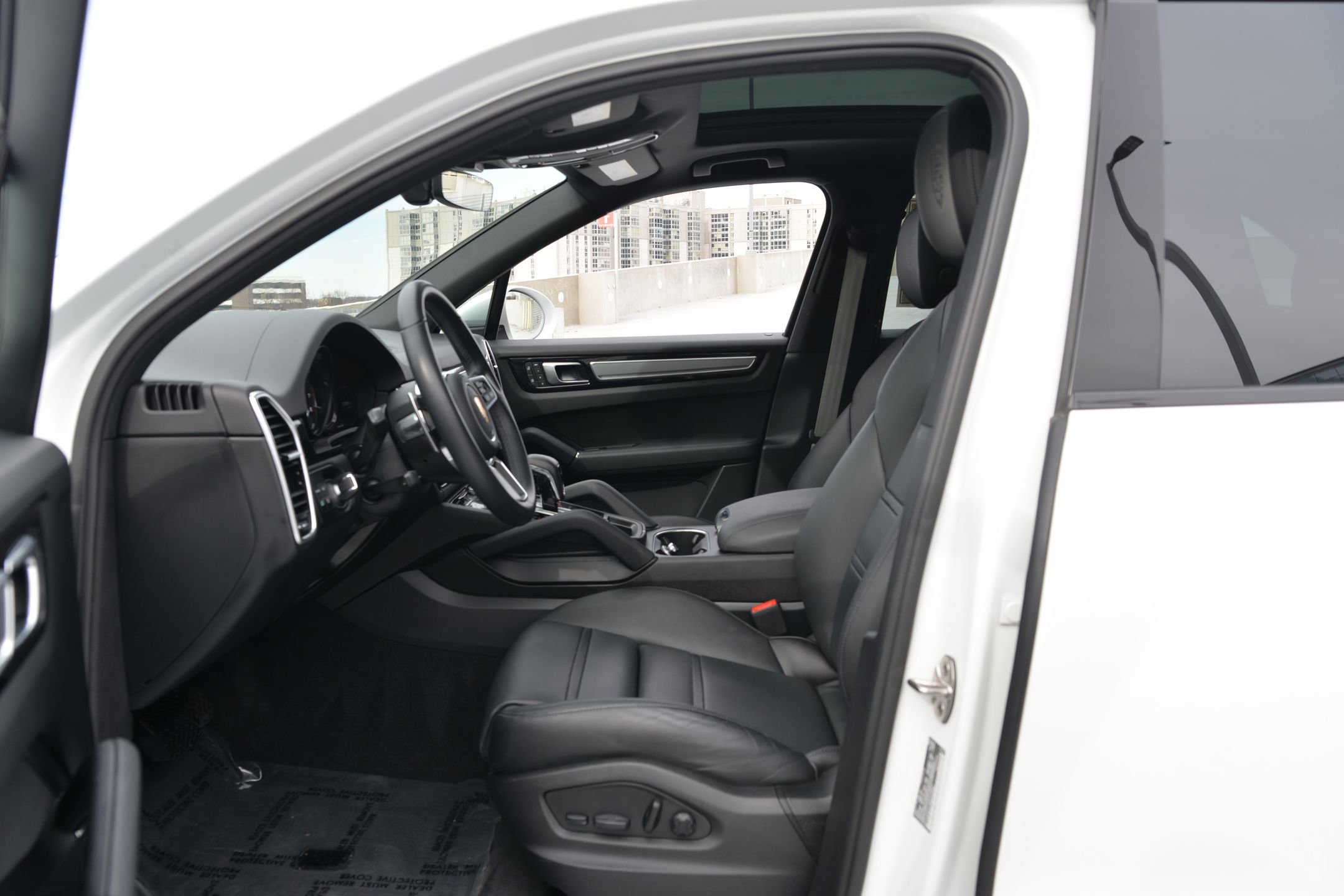 Certified 2022 Porsche Cayenne Platinum Edition image 6