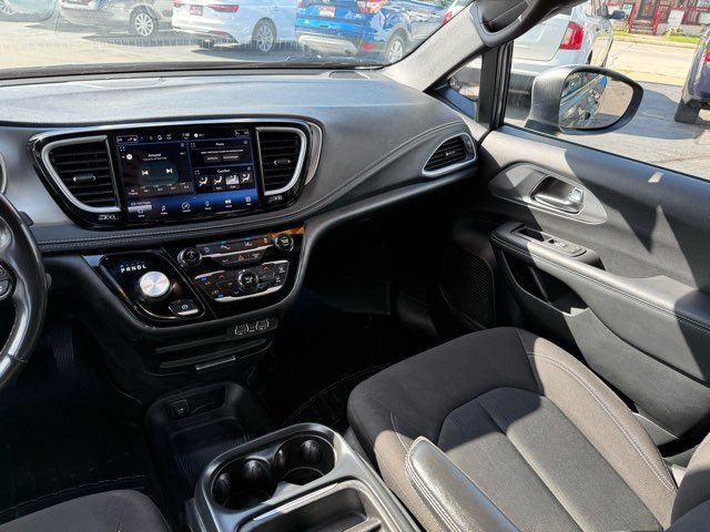 Used 2023 Chrysler Pacifica Touring FWD image 14