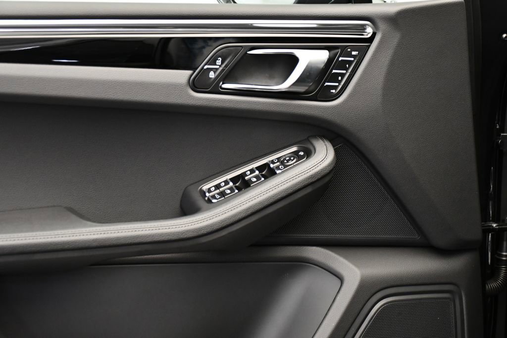 Certified 2025 Porsche Macan Turbo AWD/4WD image 35