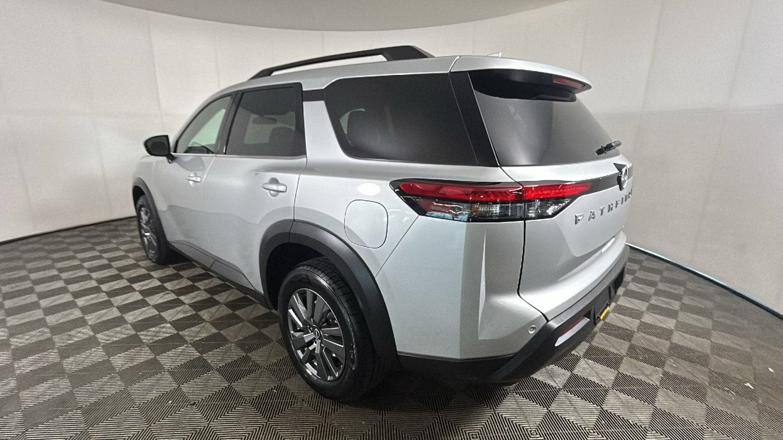 Used 2025 Nissan Pathfinder SV AWD/4WD image 5