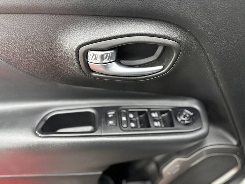 Used 2018 Jeep Renegade Limited w/ UConnect 8.4 Nav Group AWD/4WD image 8