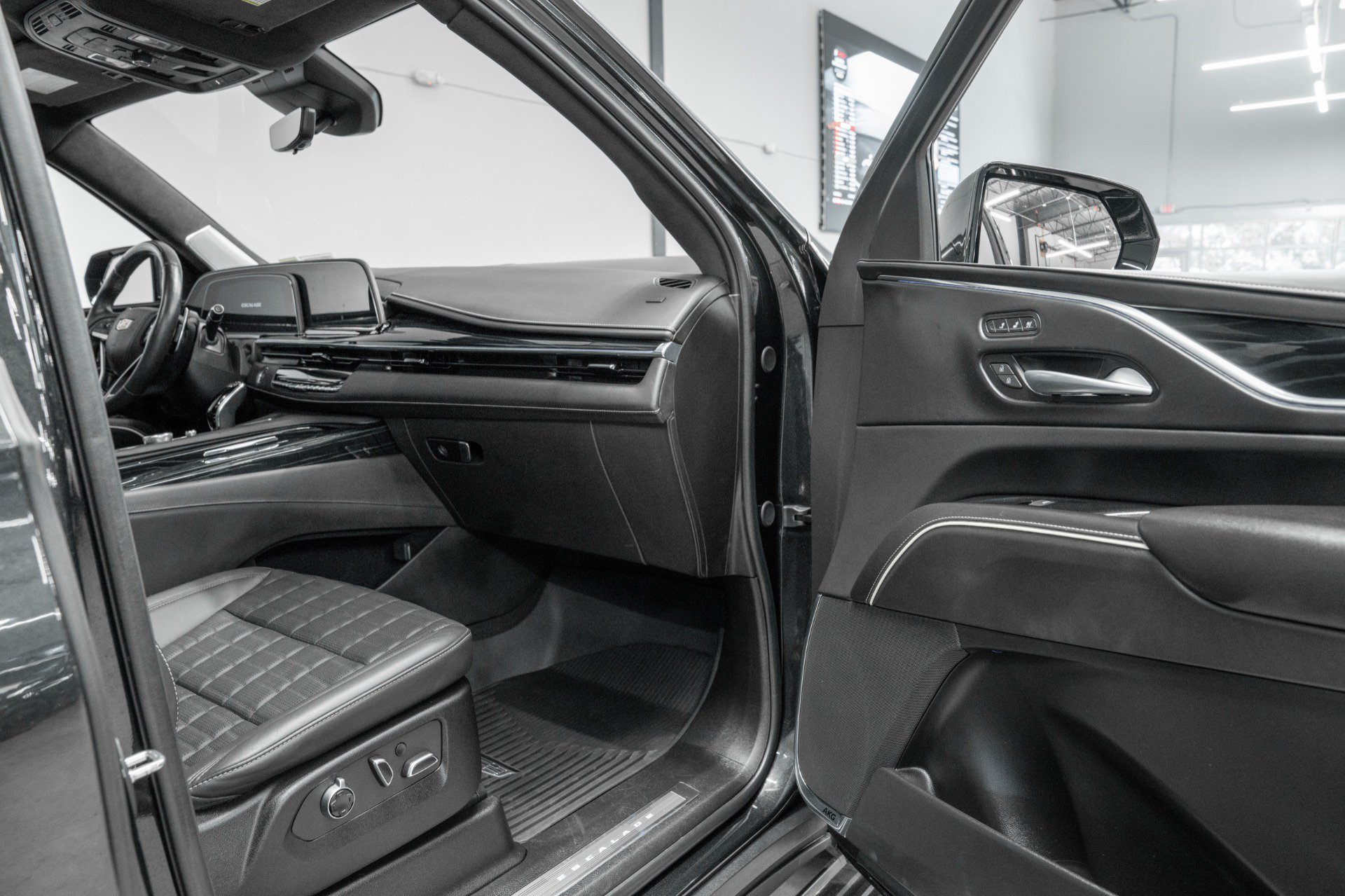 Used 2024 Cadillac Escalade ESV V w/ LPO, Floor Liner Package AWD/4WD image 35