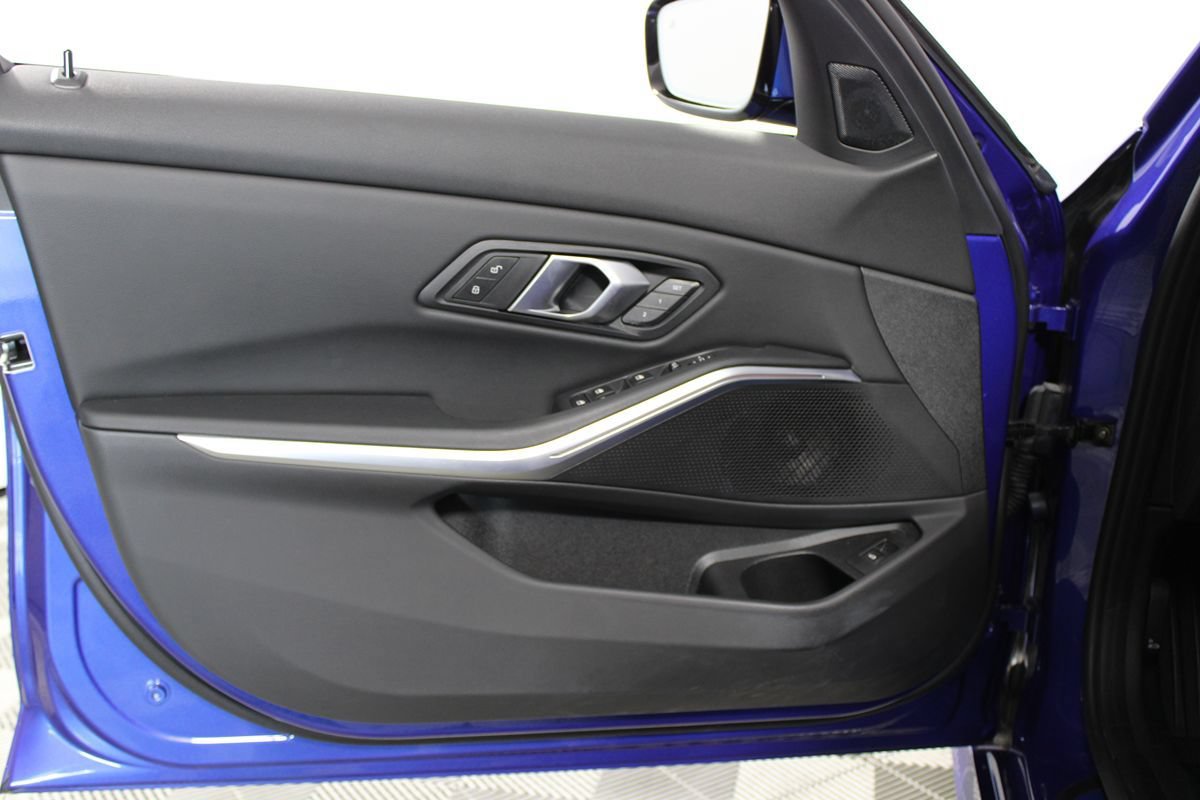Used 2026 BMW 330i Sedan w/ M Sport Package RWD image 4