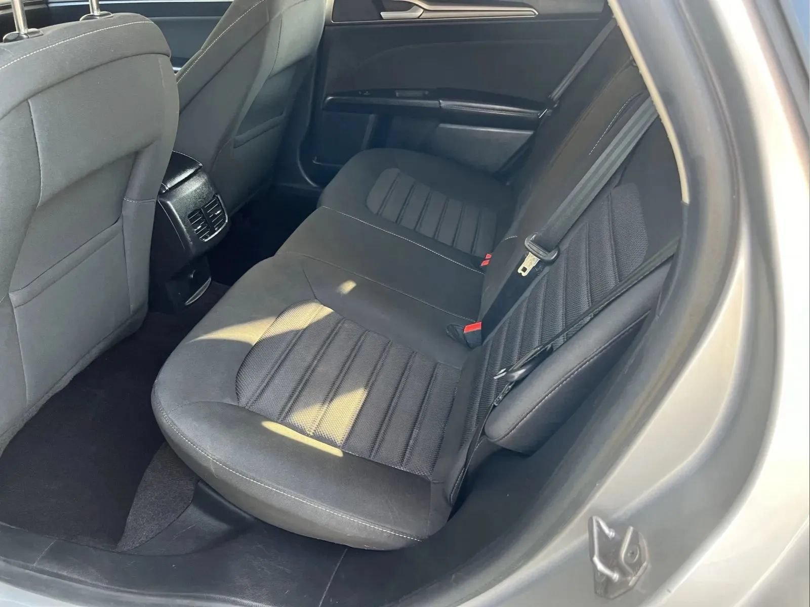 Used 2019 Ford Fusion SE FWD image 9