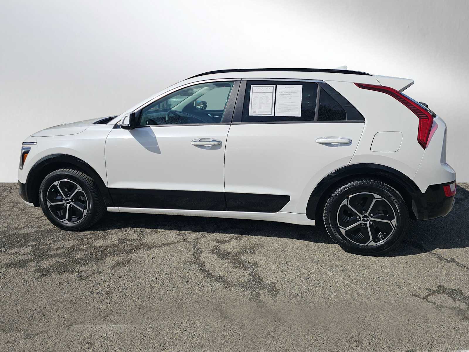 Used 2023 Kia Niro SX image 6