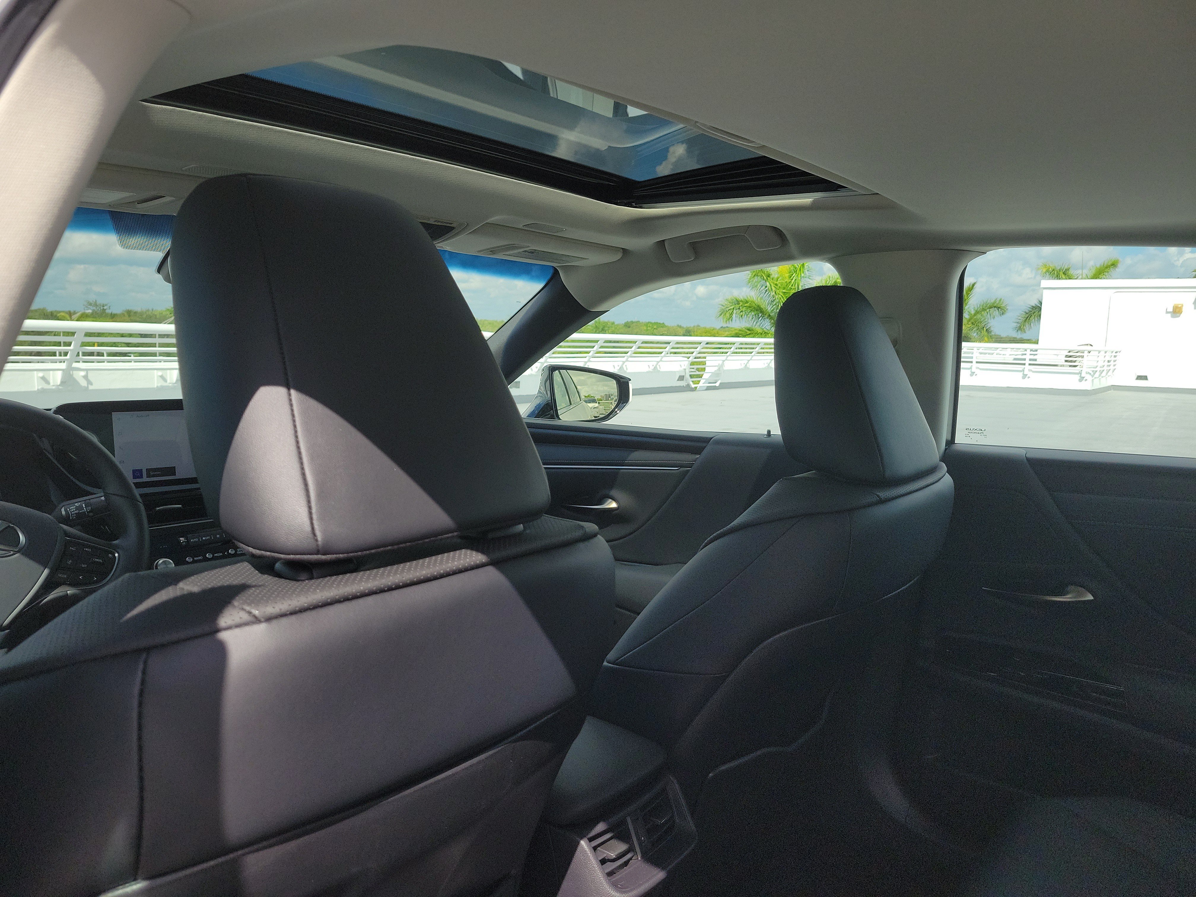 Used 2025 Lexus ES 300h w/ Premium Package FWD image 14