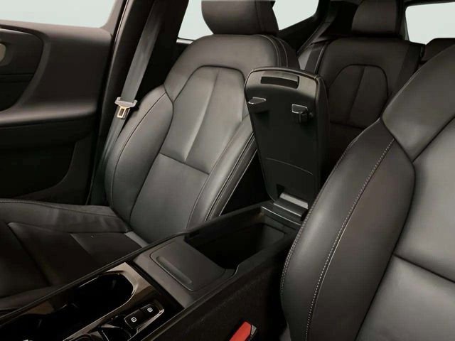 Used 2025 Volvo XC40 B5 Plus image 7