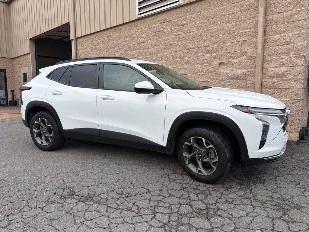 Used 2024 Chevrolet Trax LT FWD image 2