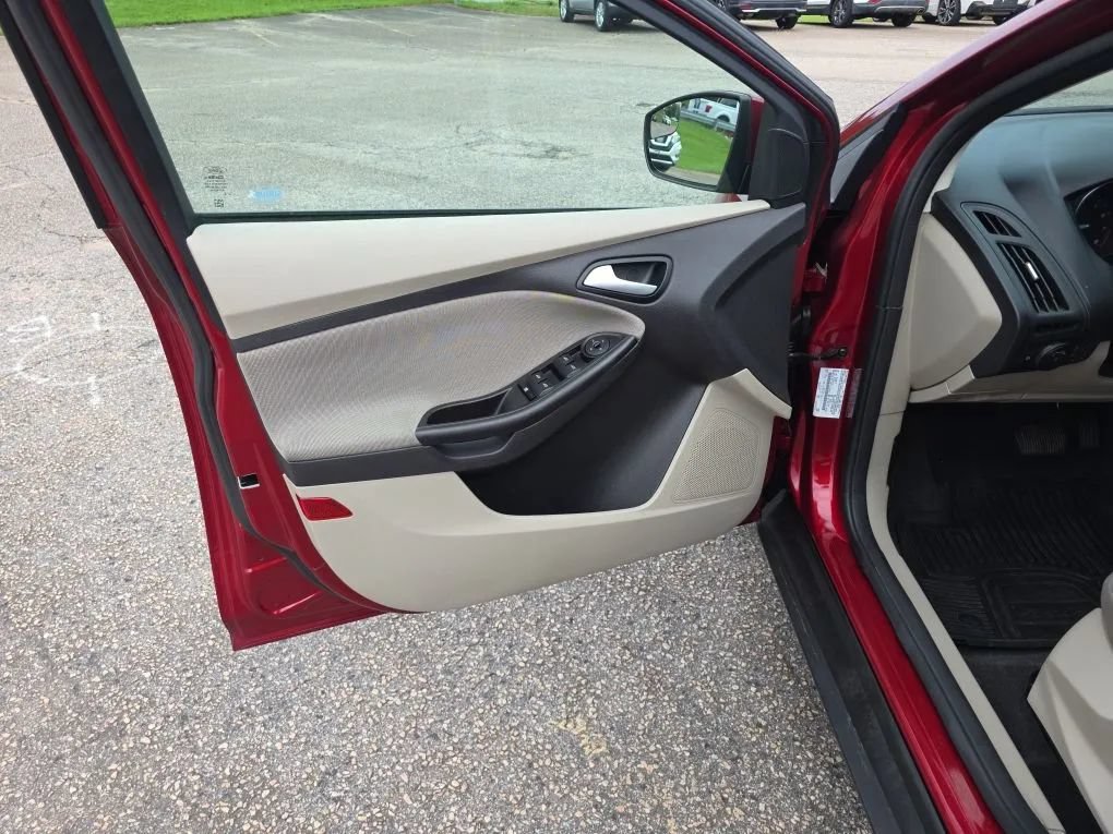 Used 2014 Ford Focus SE w/ SE Winter Package FWD image 31