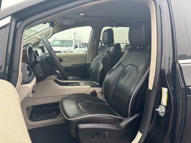 Used 2023 Chrysler Pacifica Limited image 6