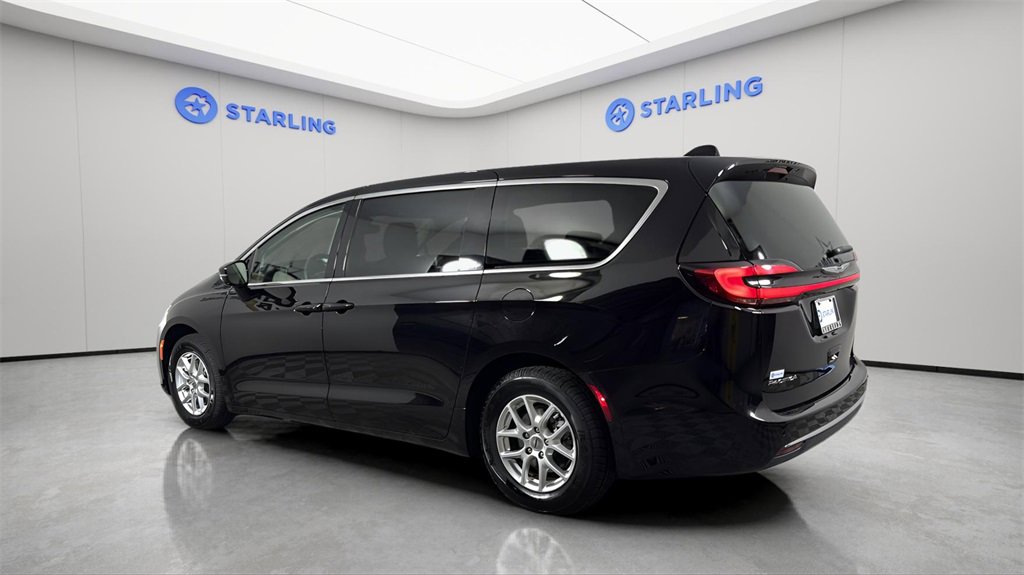 Used 2024 Chrysler Pacifica Touring-L image 5