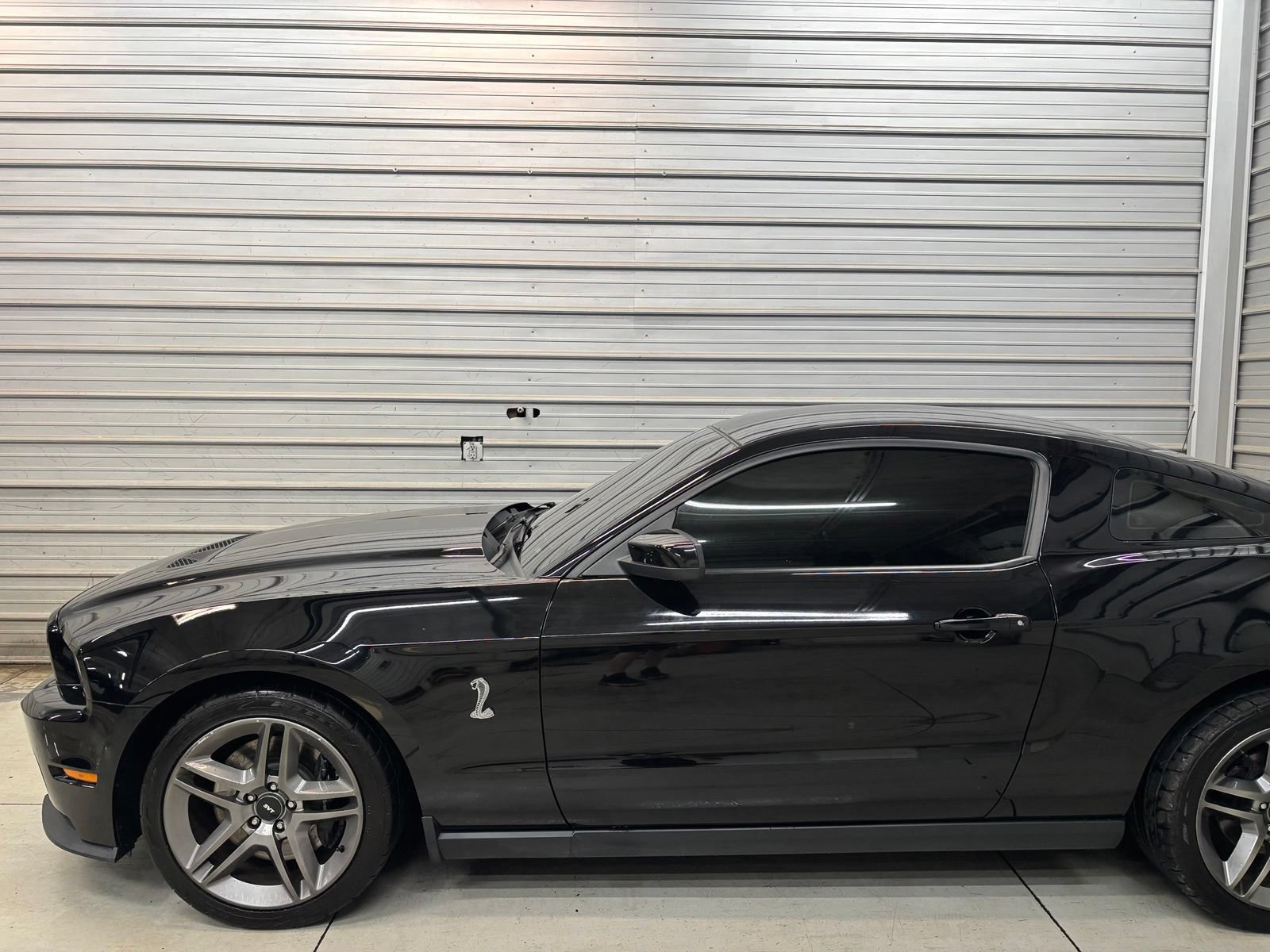 Used 2010 Ford Mustang Shelby GT500 RWD image 3