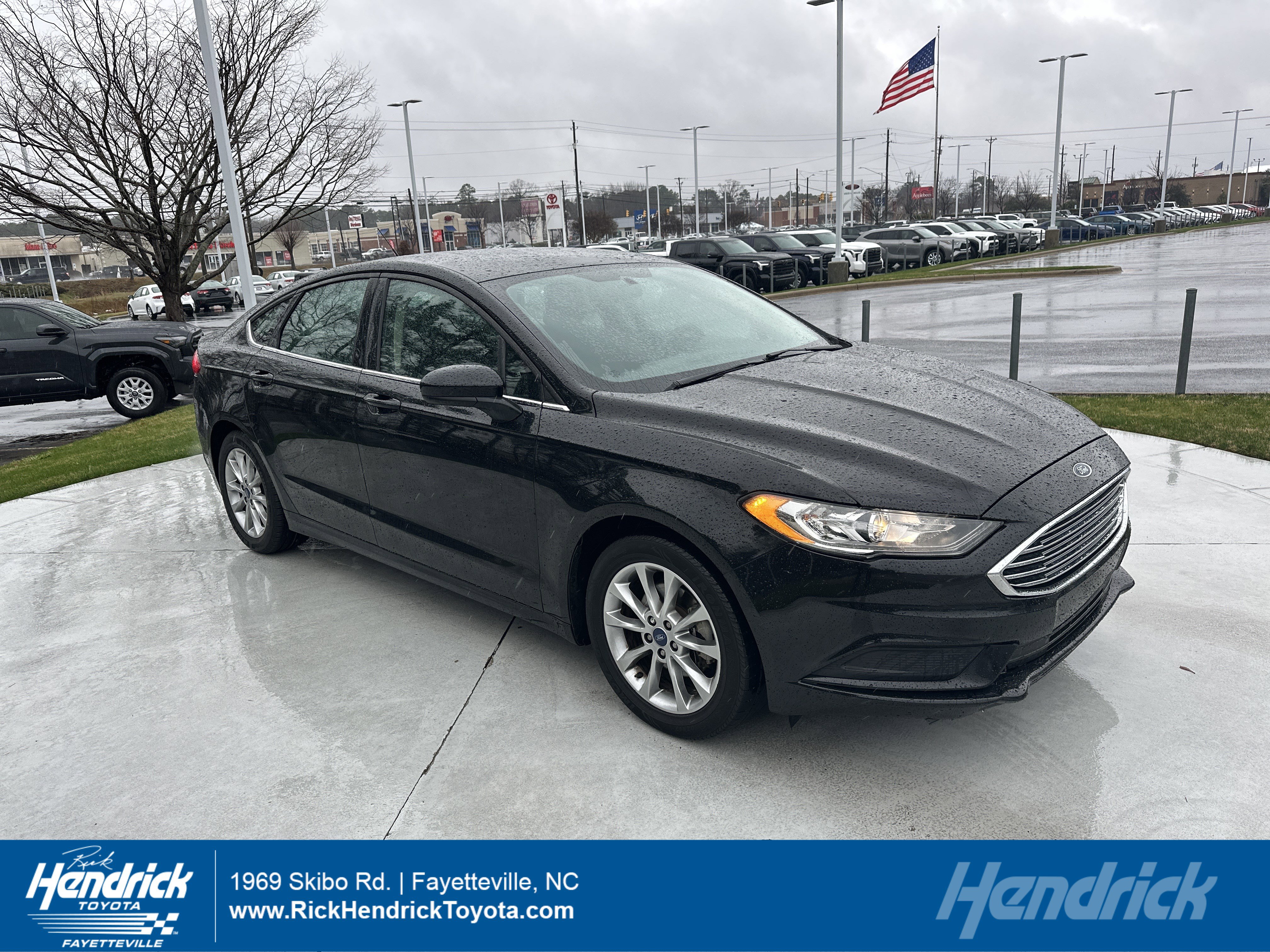 Used 2017 Ford Fusion SE w/ Fusion SE Technology Package image 1