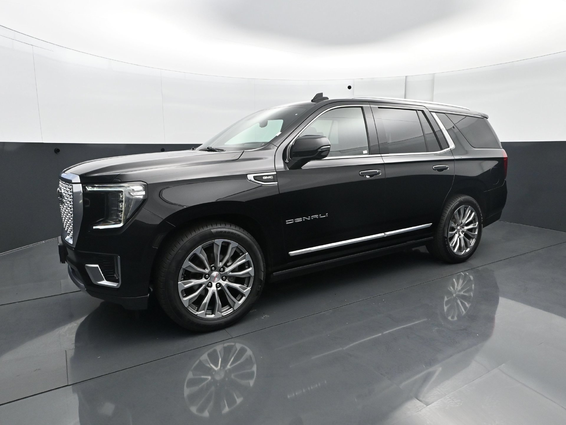 Used 2021 GMC Yukon Denali w/ Denali Ultimate Package AWD/4WD image 2
