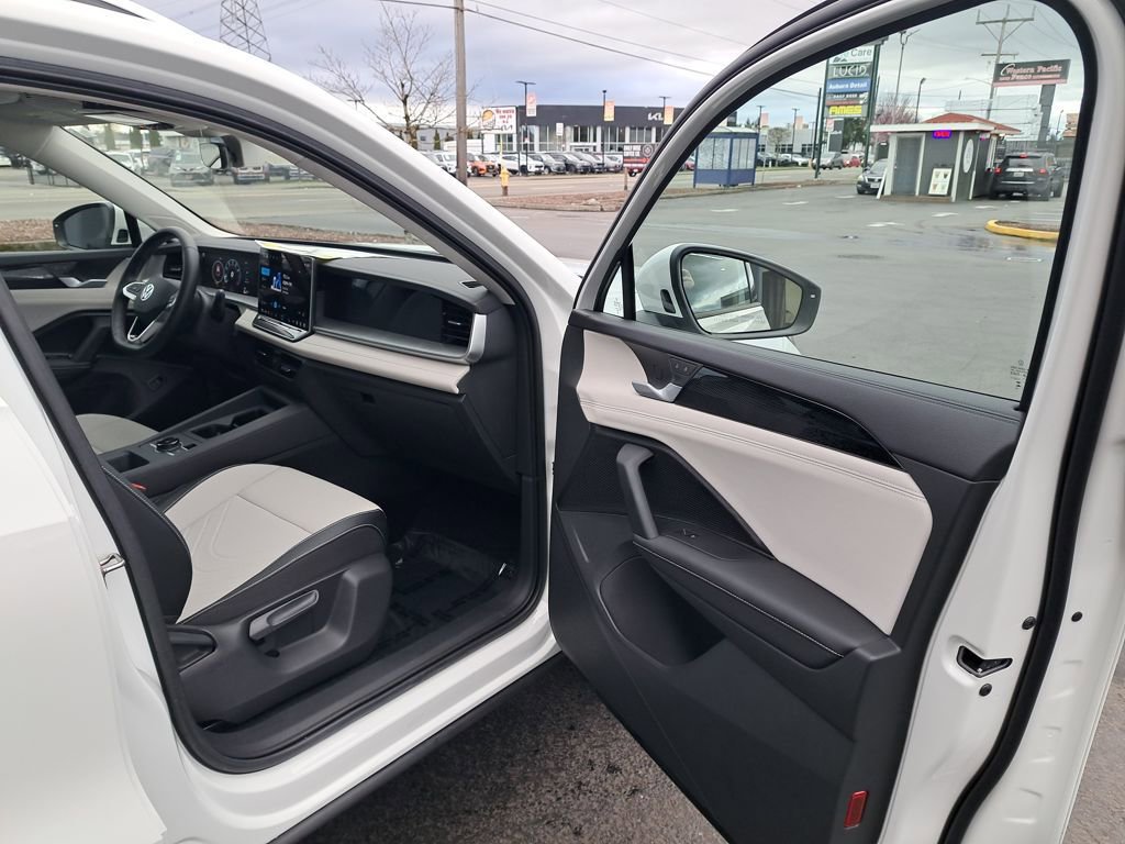 Used 2025 Volkswagen Tiguan SE image 17