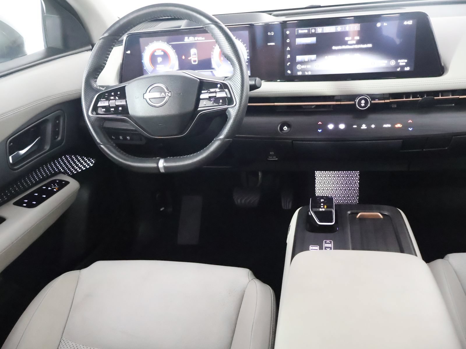Used 2023 Nissan Ariya AWD image 30