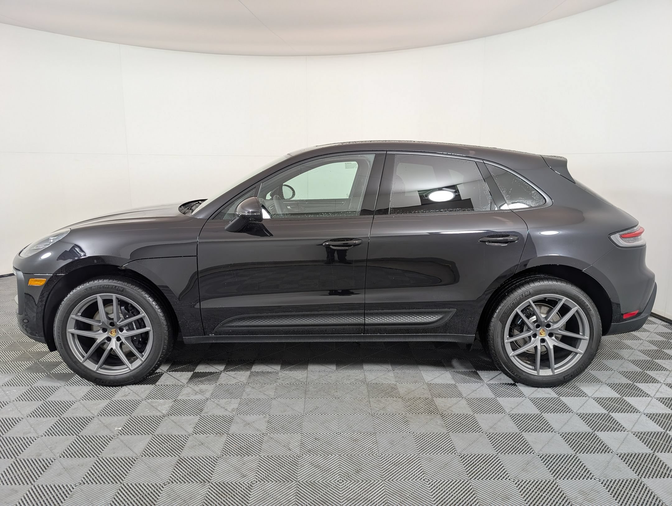 Used 2026 Porsche Macan AWD/4WD image 2