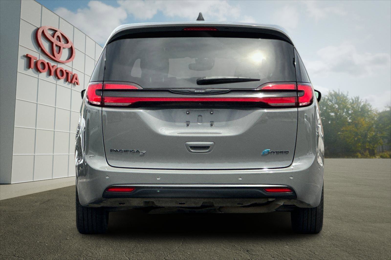 Used 2023 Chrysler Pacifica Limited w/ S Appearance Package FWD image 4