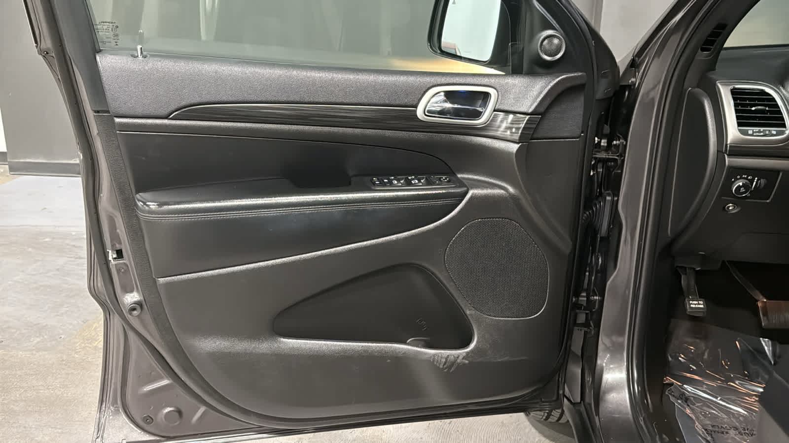Used 2019 Jeep Grand Cherokee Laredo AWD/4WD image 9