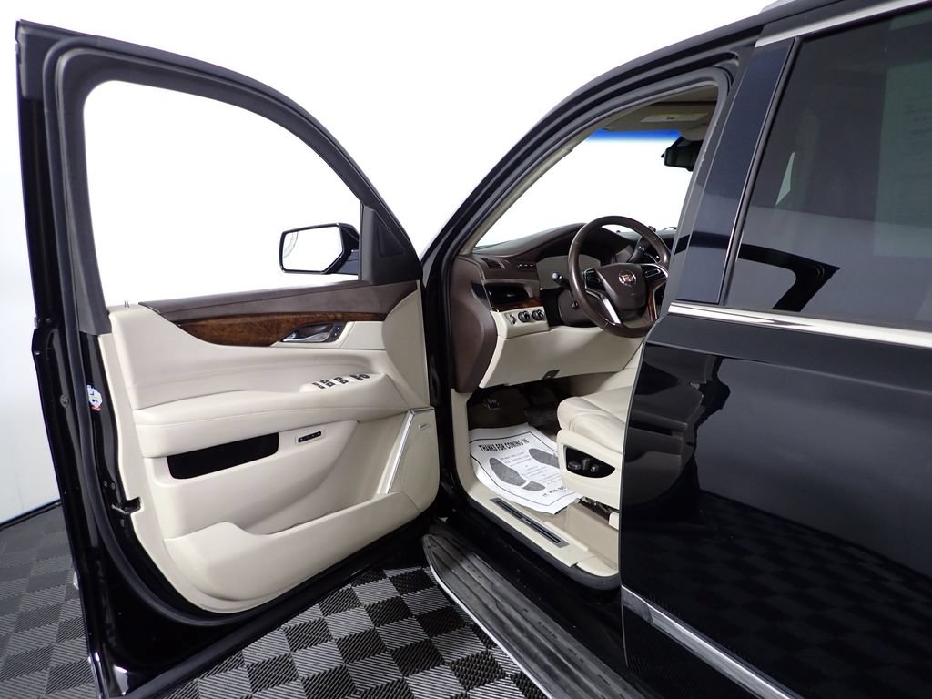 Used 2015 Cadillac Escalade Luxury AWD/4WD image 22