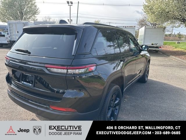 Used 2022 Jeep Grand Cherokee Altitude AWD/4WD image 3
