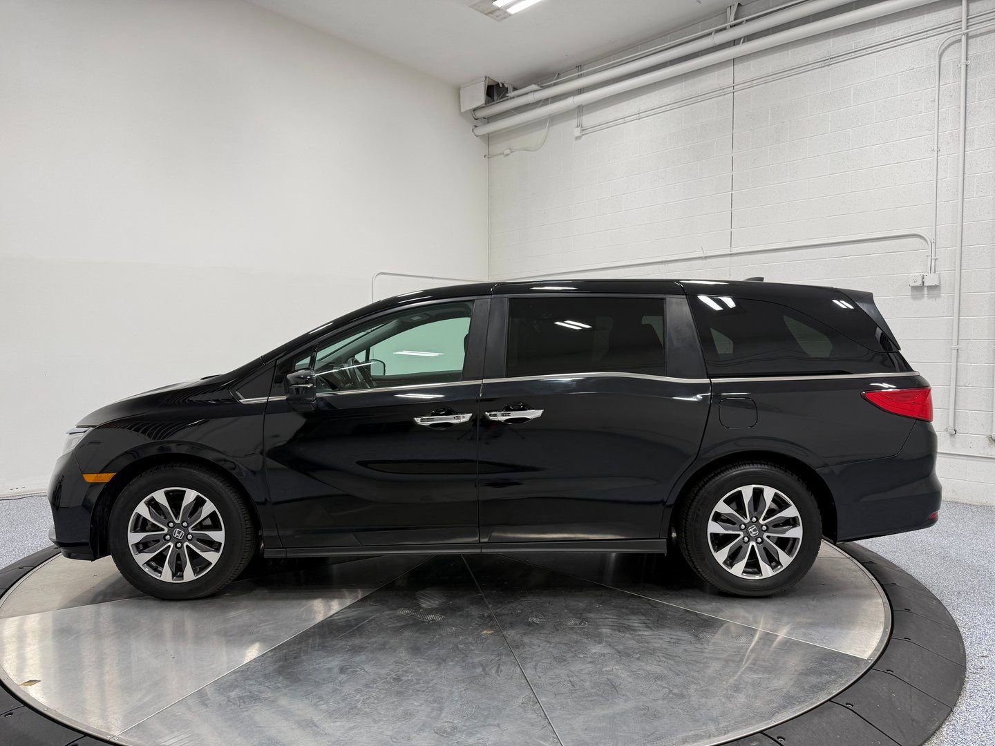 Used 2023 Honda Odyssey EX-L image 4