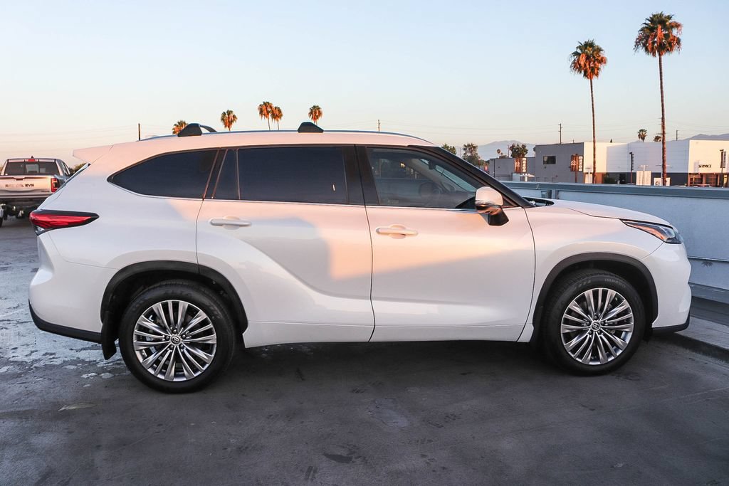 Used 2023 Toyota Highlander Platinum FWD image 13
