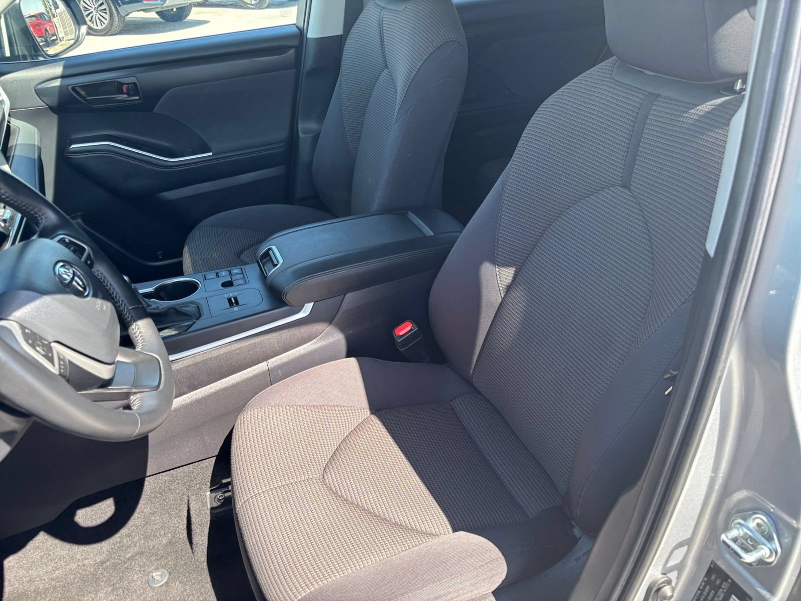 Used 2025 Toyota Highlander LE FWD image 37