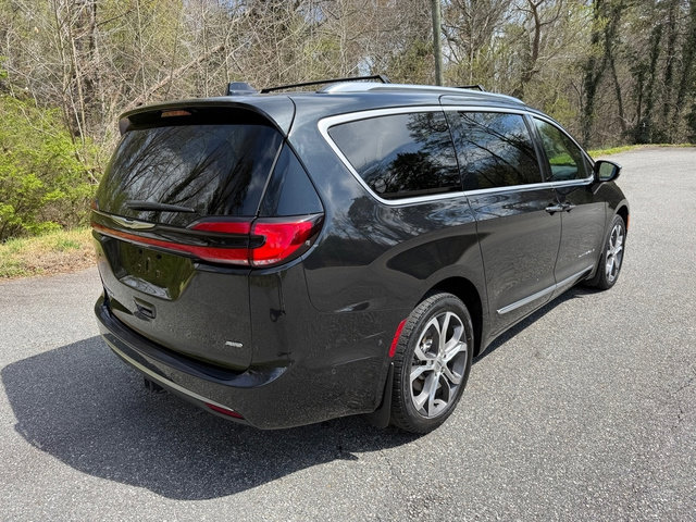 Used 2022 Chrysler Pacifica Pinnacle AWD/4WD image 6
