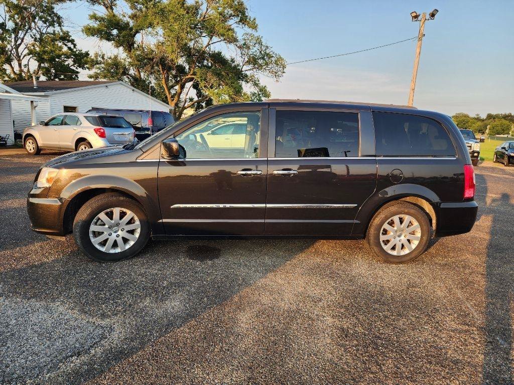 Used 2014 Chrysler Town & Country Touring w/ Driver Convenience Group FWD image 9