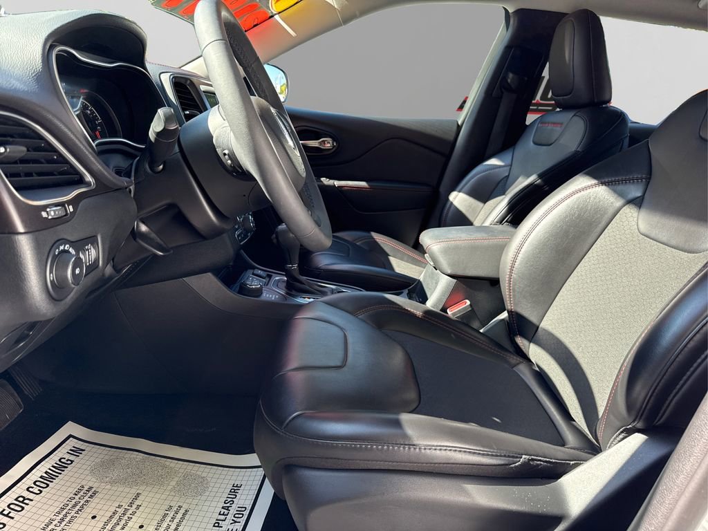 Used 2022 Jeep Cherokee Trailhawk image 9