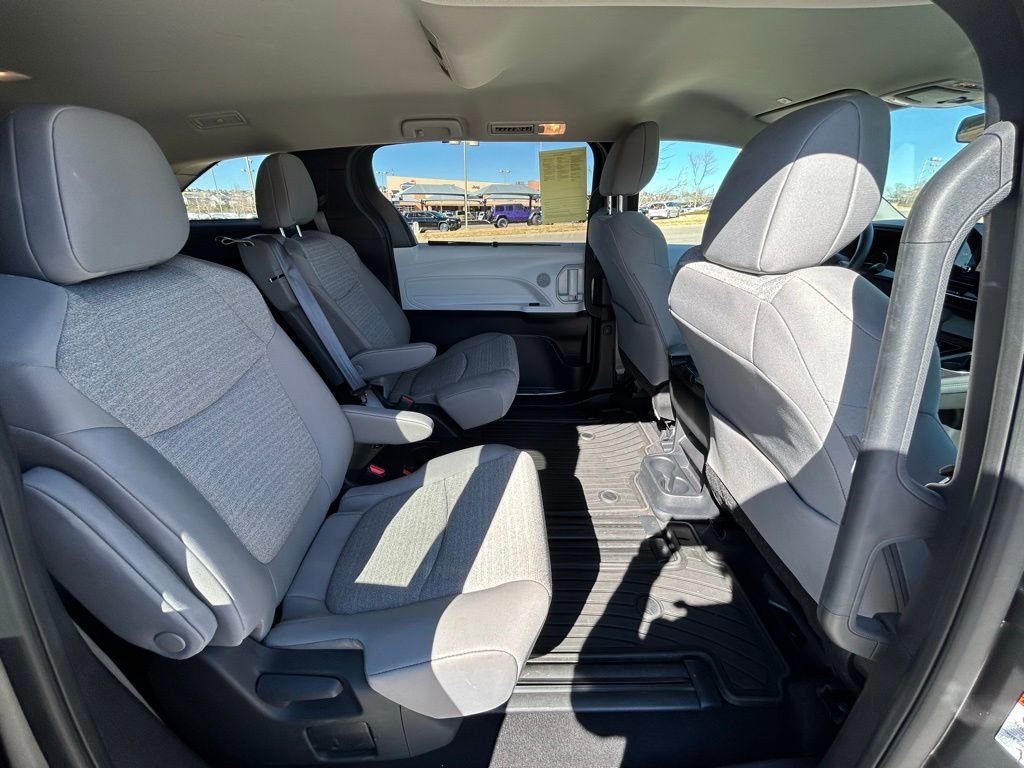 Used 2025 Toyota Sienna LE image 27