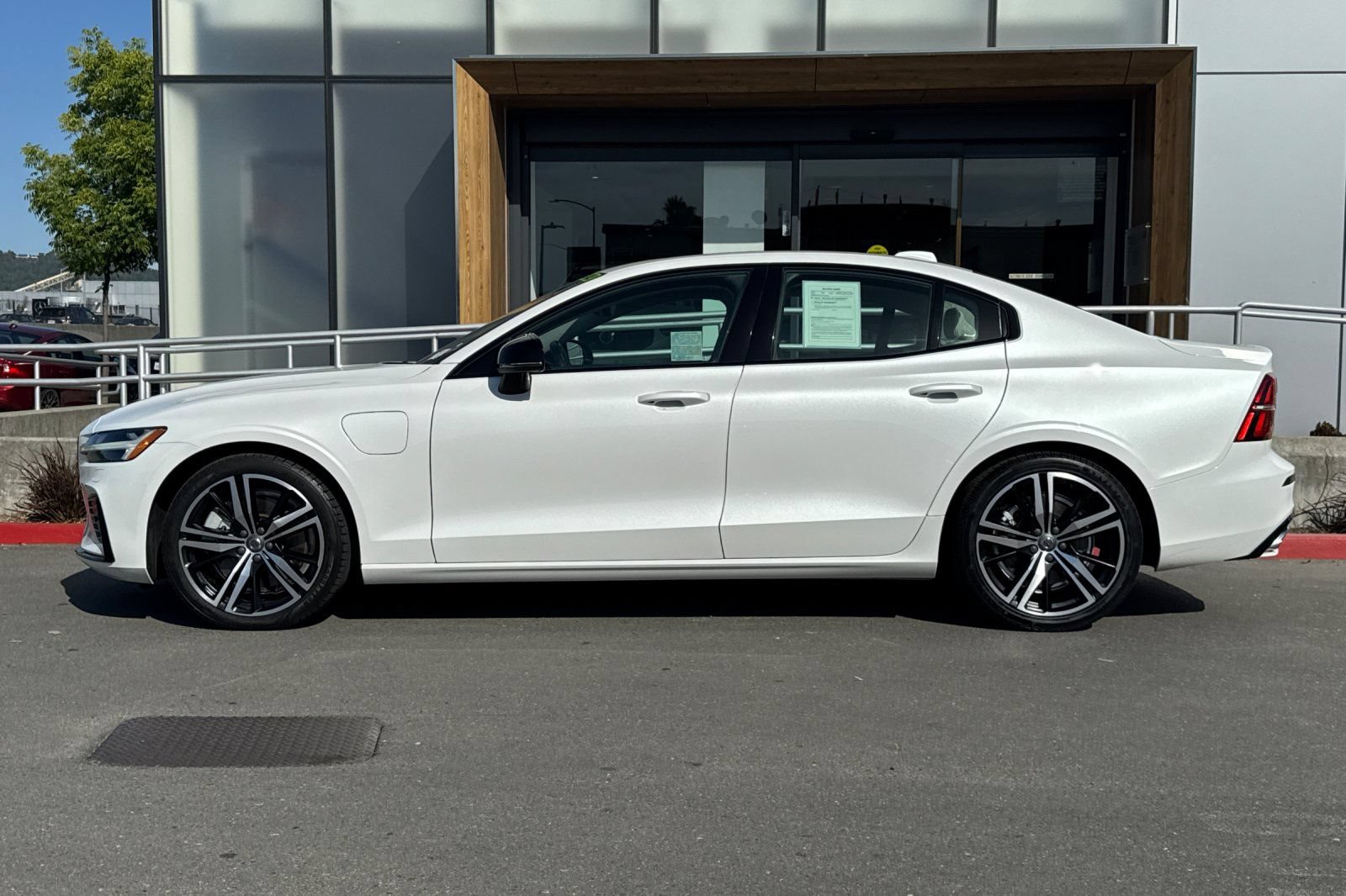 Used 2022 Volvo S60 T8 R-Design Expression w/ Premium Package AWD/4WD image 5