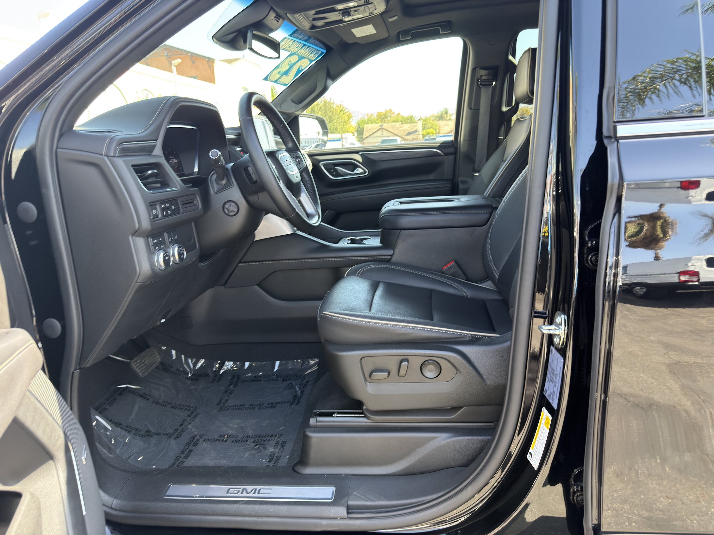 Used 2023 GMC Yukon SLT w/ SLT Luxury Package AWD/4WD image 23