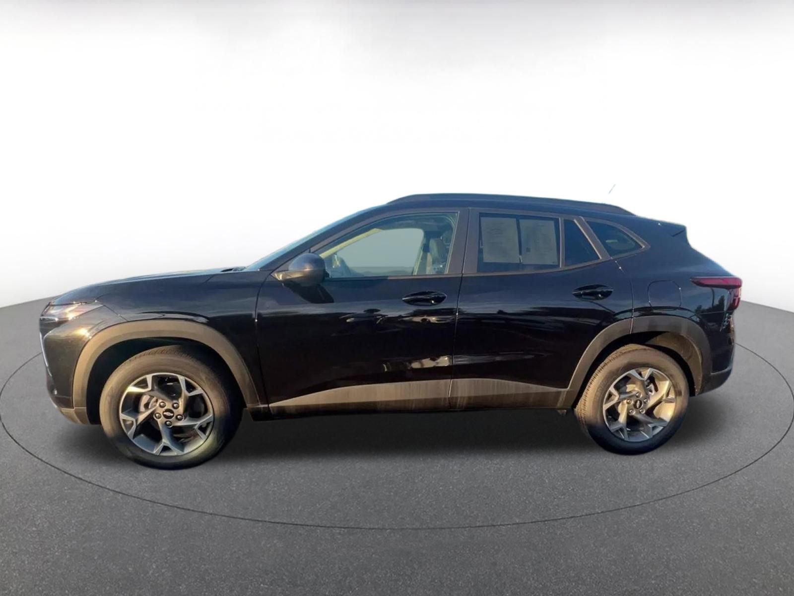 Used 2025 Chevrolet Trax LT image 8